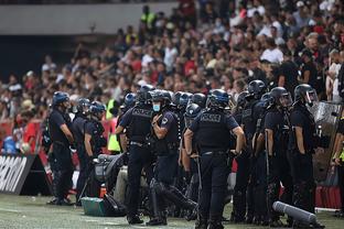 湖人詹姆斯关键三分锁定胜利（詹姆斯关键三分助湖人取胜）