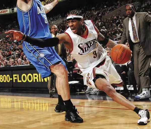 杰伦·布朗谈与斯图尔特冲突：只是玩玩而已，他是个很好的人（杰伦·布朗回应与斯图尔特摩擦：只是闹着玩，他为人很好）