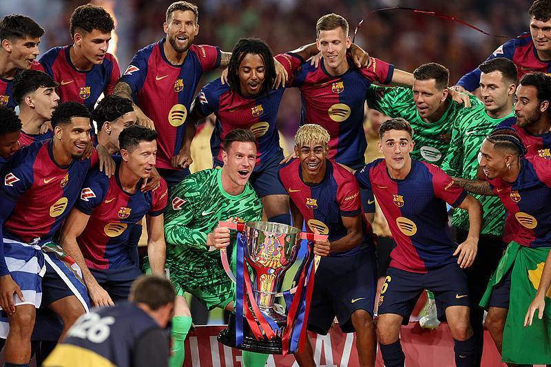 篮球CBA赛场出现冲突，裁判提前终止比赛（CBA赛场爆发冲突，裁判提前吹停比赛）