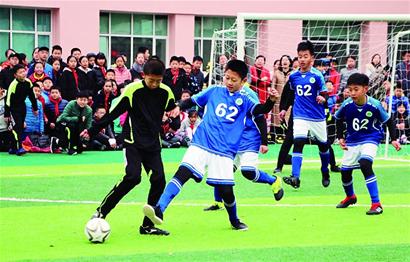 太阳报：英超想本赛季引入裁判摄像头，联盟将要求俱乐部同意（太阳报：英超计划本季启用裁判摄像头，需经各俱乐部批准）