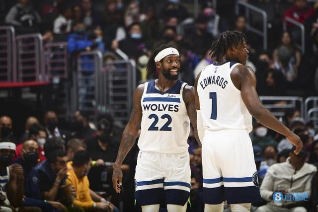 刘维伟：新疆新增外援实力有提升，我们攻防两端都打出了特点（刘维伟：新疆新外援提升整体实力，球队在攻防两端展现亮点）