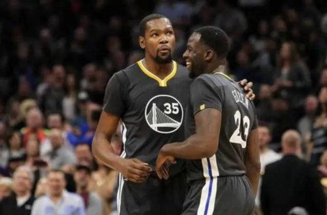 媒体人：山西男篮下午登上了前往杭州飞机，准备12日揭幕战（据媒体人称，山西男篮今日下午乘机飞赴杭州，备战12日揭幕战）