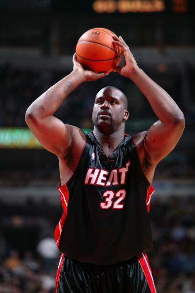 暖心！暂停期间全场观众为追梦儿子齐唱生日歌（温馨瞬间！暂停时全场球迷为追梦之子合唱生日歌）