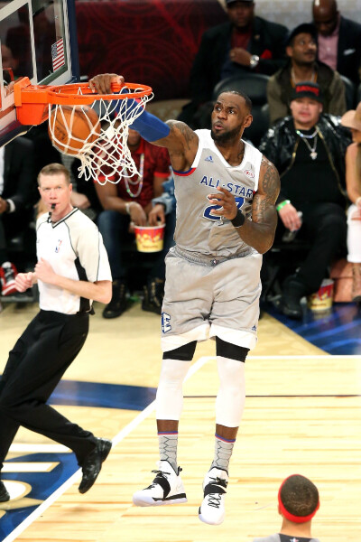 由于C罗被红牌禁赛，绝代双骄皆结束了自己本年度的...（C罗红牌停赛，绝代双骄本年度征程就此画上句号）