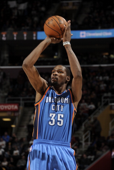 老将坚持打完最后一分钟（老将拼到终场最后一秒）