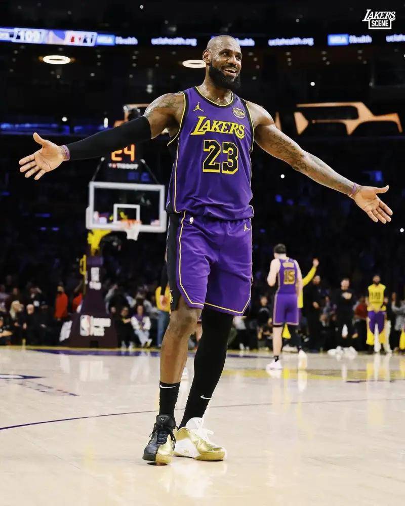 每体：巴萨目前对莱万的原则是，要么大幅降薪要么自由身离开（每体：巴萨给莱万两条路——要么大幅降薪，要么自由离队）