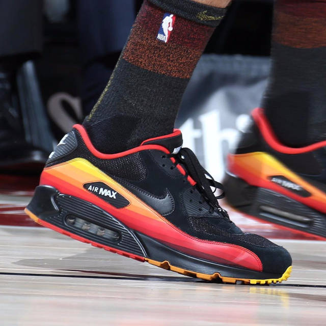 德罗赞末节绝平，展现超凡实力（德罗赞末节压哨扳平，尽显超强实力）